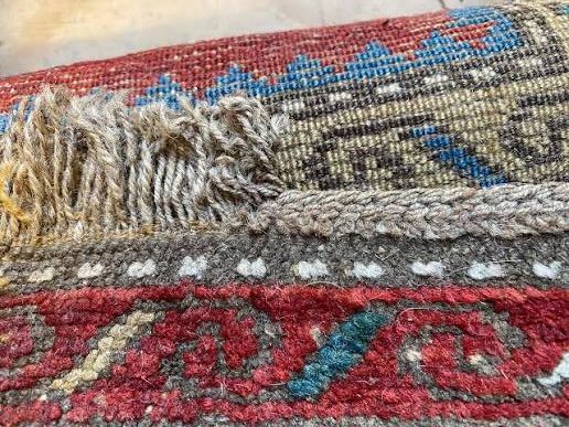 What Causes Loose Threads in Handmade Rugs?